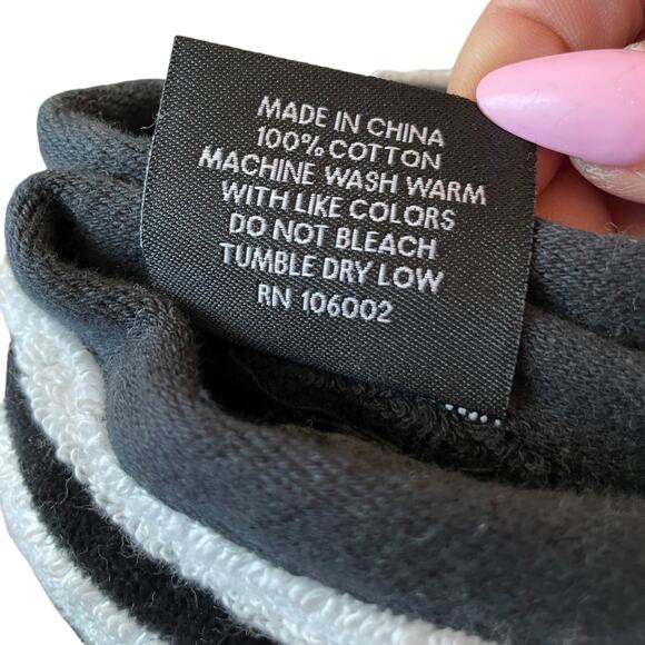 Tahari Christmas SNOWFLAKE Hand Towels 18x28 Coton Black & White Set of 2 New - Picture 5 of 10